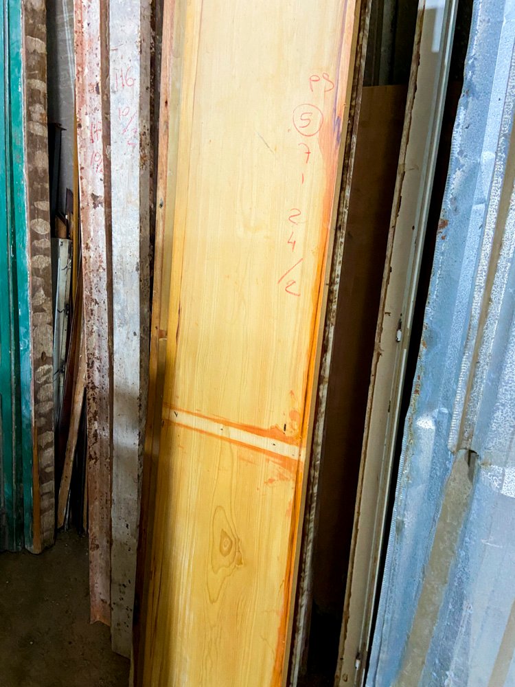 Muebles de madera y troncos de pino para decoración - imagen 3