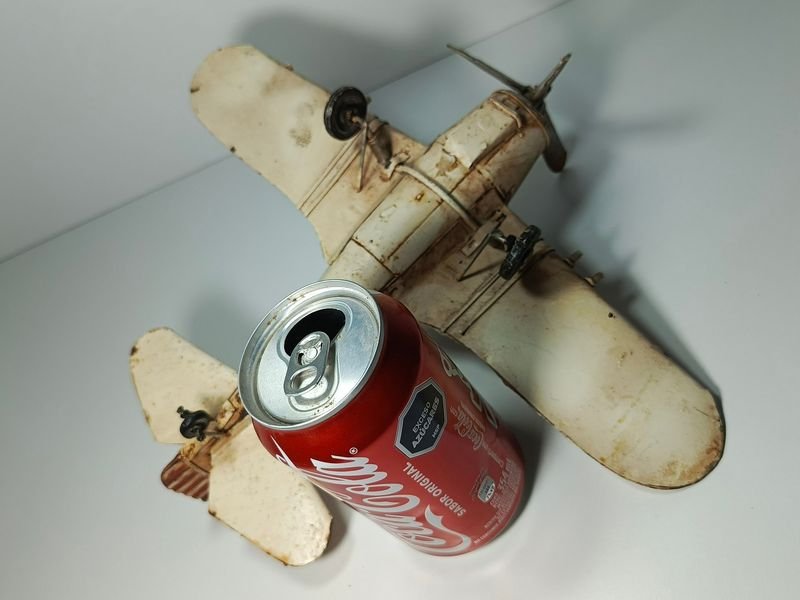 Avión vintage de juguete a escala en hojalata, coleccionable - imagen 3