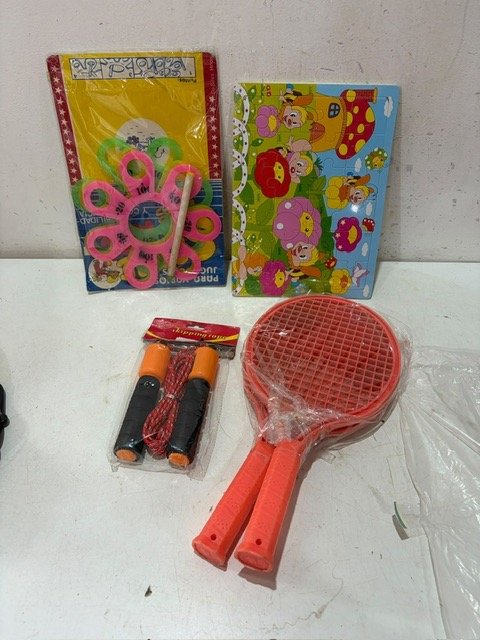 Juegos Infantiles: Saltar Cuerda y Raquetas de Tenis