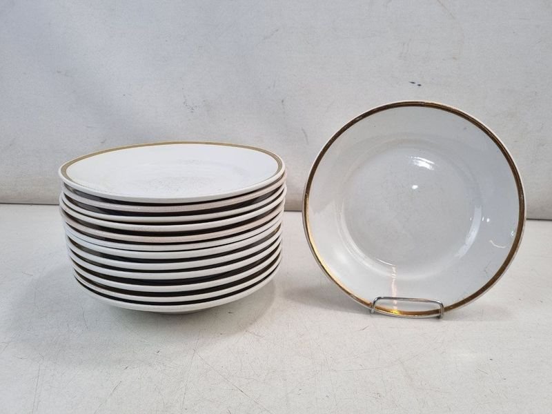 Juego de 13 Platos Hondos de Porcelana Olmos Uruguayos con Borde Dorado