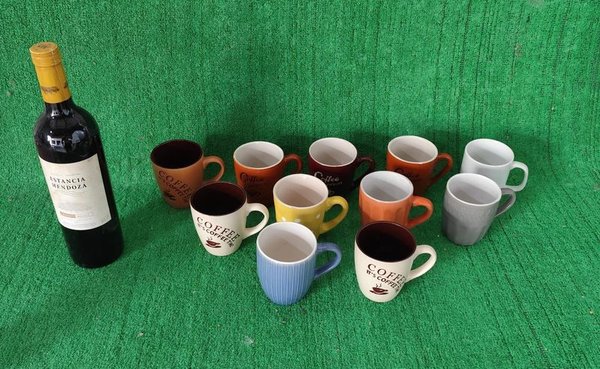 Tazas de Cerámica Coloridas y Vinos - imagen 2