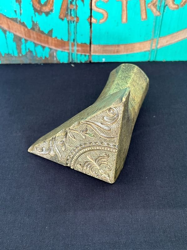 Antiguo troquel de talabartero pesado bronce impecable usado para hacer puntas de las caronas - imagen 2