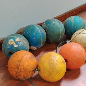 Lote de 8 Boyas Esféricas Usadas en Varios Colores y Tamaños - imagen 2