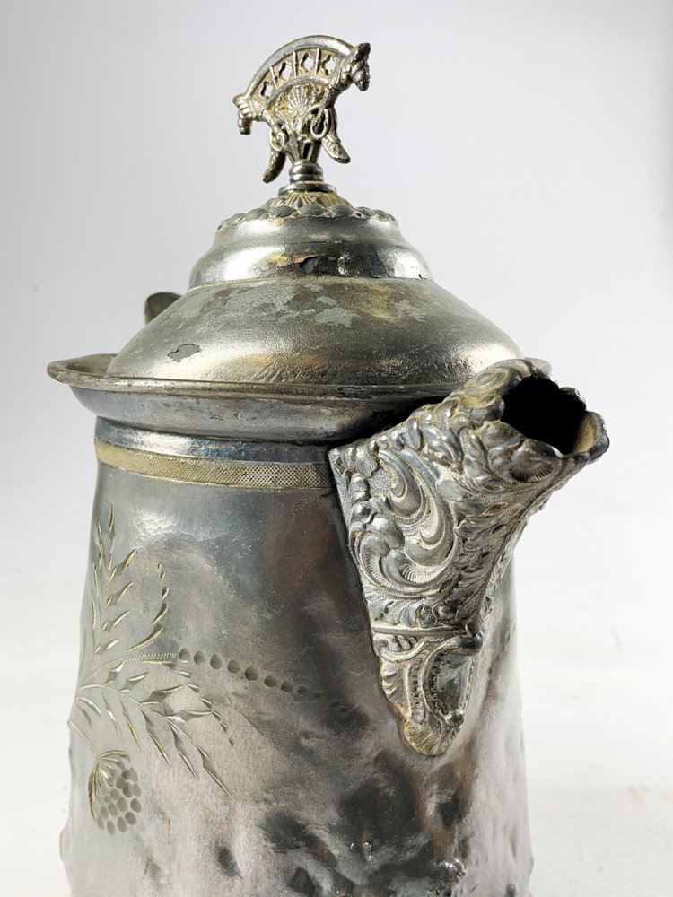 Piezas de metal en chocolate, teteras y tazas antiguas - imagen 8