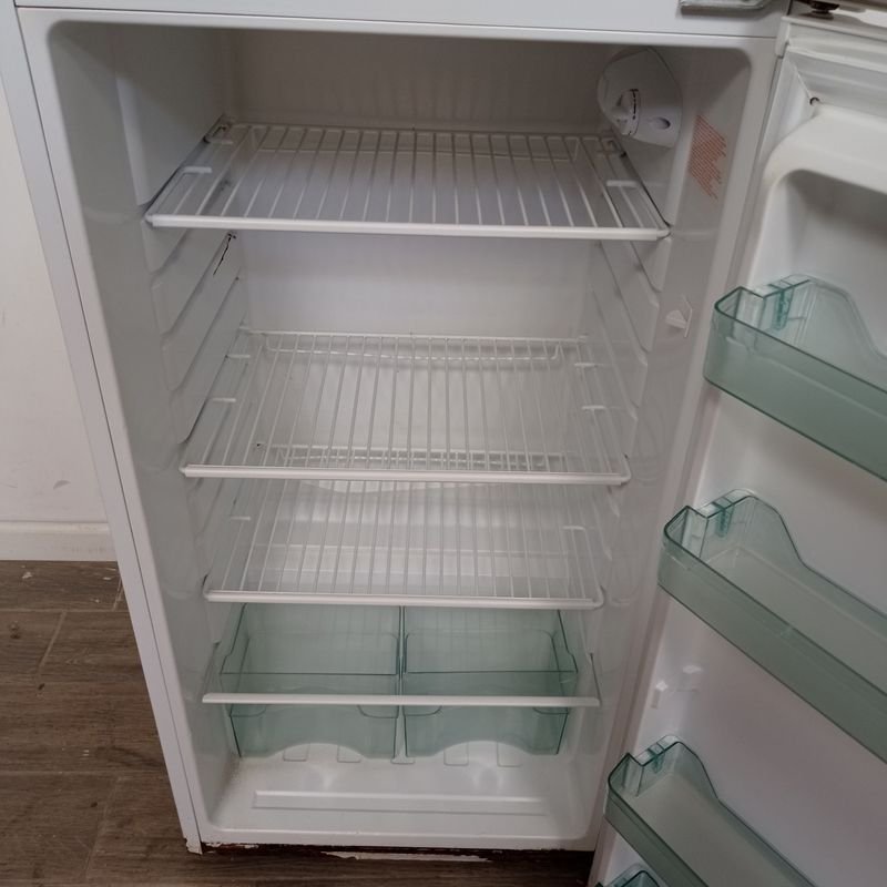 Refrigerador blanco marca Tem en mal estado - imagen 4