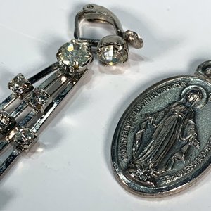Lote de 7 piezas de fantasía: pulseras, cadenas, caravanas y medallas religiosas - imagen 4