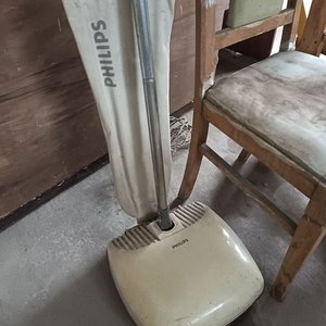 Par de Sillas de Madera y Lustraspiradora Philips Vintage - imagen 5