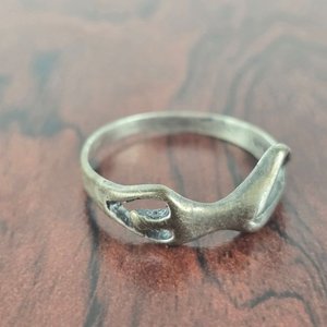 Lote siguiente: Anillo Antiguo de Plata con Diseño Abstracto