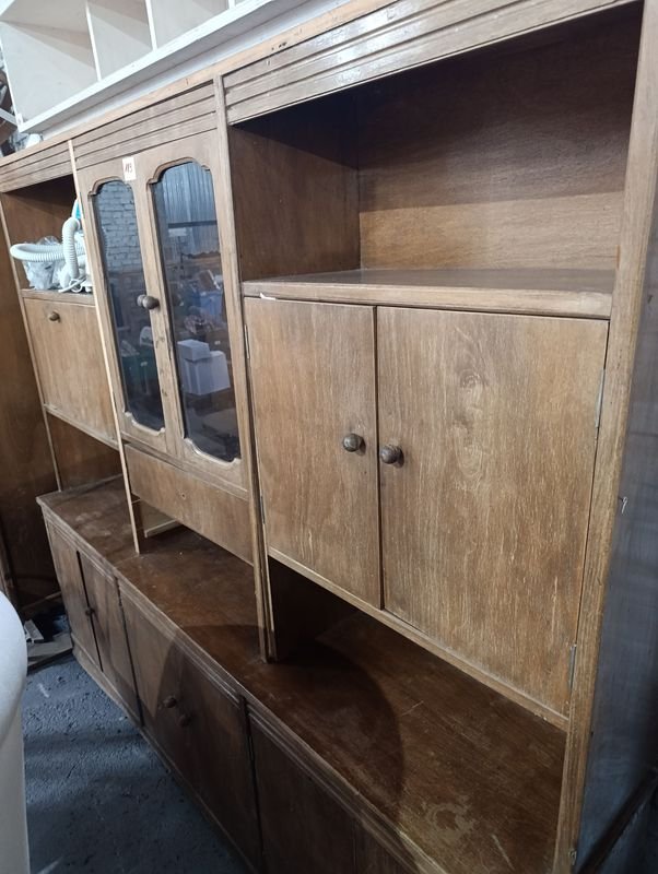 Mueble Modular de Madera con 11 Puertas y 2 Puertas de Vidrio