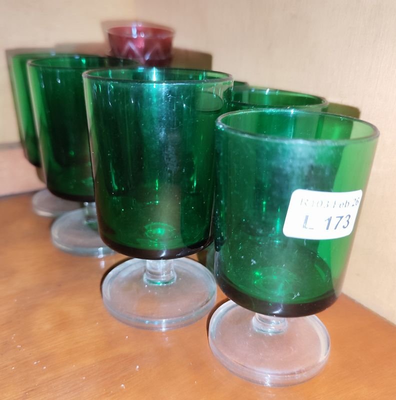 Lote siguiente: Colección de mini vasos para shots en diferentes colores y tamaños