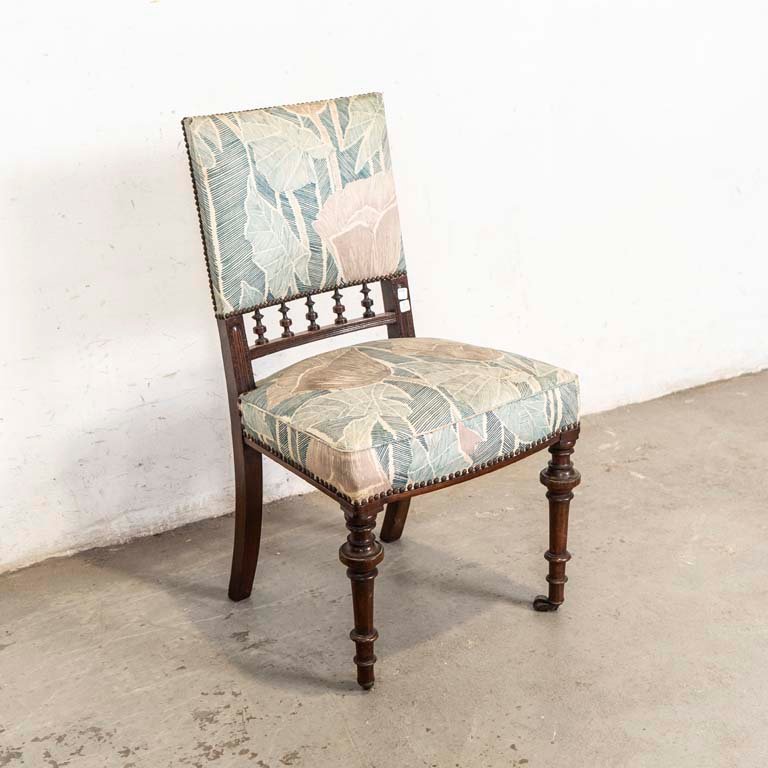 Lote siguiente: Silla colonial con rueditas delanteras para retapizar
