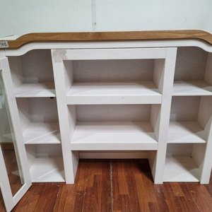 L 968 - Mueble aereo organizador en madera con terminación en blanco y tapa superior en tono madera natural (Medidas 151x36x110cm) - imagen 2