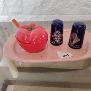 Bandeja Rosa con Salero, Pimentero y Salsero con Forma de Tomate - imagen 3