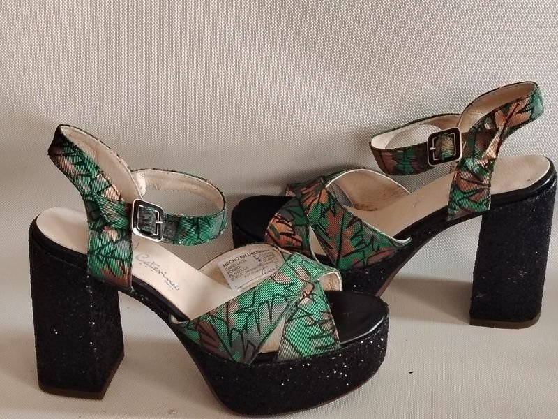 Sandalias Verdes con Plataforma Brillante y Tela - Industria Uruguaya Talle 38