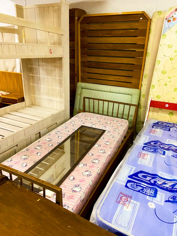 Cama Infantil con Dibujos de Hello Kitty y Estructura de Madera