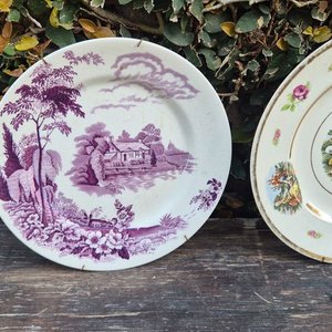Tres Platos Decorativos de Colección en Loza y Porcelana Europea - imagen 2