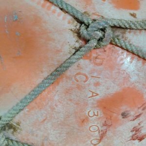 Lote de 3 Boyas de Pesca con Inscripciones y Red - imagen 4