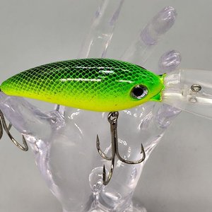 Señuelo Artificial Crankbait Verde y Amarillo con Babero y 2 Anzuelos - imagen 2