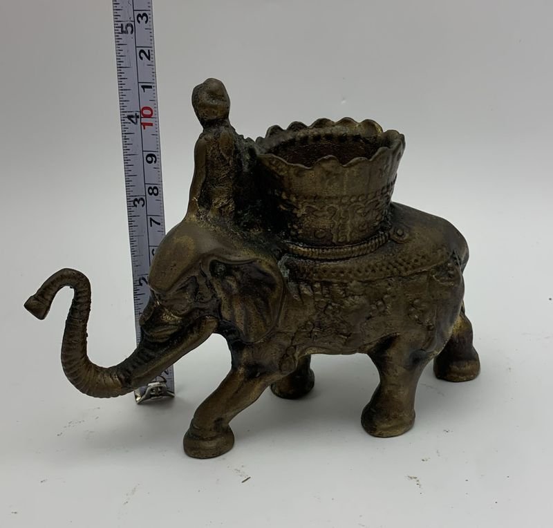 Lote anterior: Estatua de elefante de bronce con detalles ornamentales