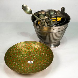 Hielera Metálica con Centro de Bronce Labrado y Cubiertos Varios - imagen 2