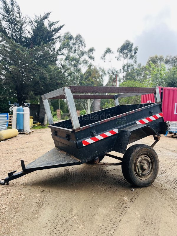 Acoplado / Trailer de Carga Negro con Detalles Reflectivos
