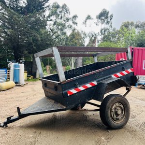 Lote siguiente: Acoplado / Trailer de Carga Negro con Detalles Reflectivos