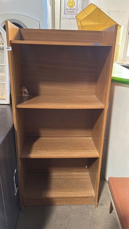 Lote siguiente: Estanteria de madera con tres estantes