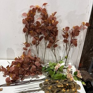 Lote siguiente: Lote de Ramas Decorativas con Hojas Secas y Flores Artificiales
