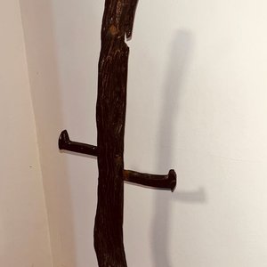 Perchero Rústico de Madera con Base de Hierro y 3 Ganchos - imagen 4