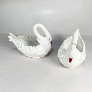 Lote anterior: Dos Centros de Mesa de Loza con Forma de Cisne