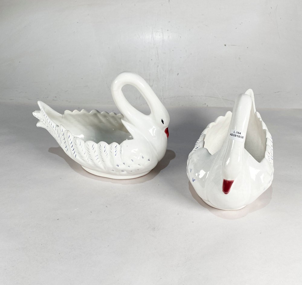 Dos Centros de Mesa de Loza con Forma de Cisne