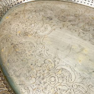 Bandeja Oval de Metal Plateado con Bordes Calados y Grabados - imagen 4