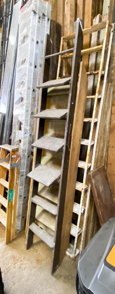 Dos Escaleras de Madera: Marrón y Amarilla con Detalles - imagen 1