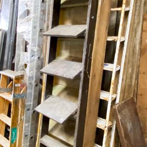 Lote anterior: Dos Escaleras de Madera: Marrón y Amarilla con Detalles