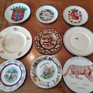 Lote anterior: Lote de 9 Platos Decorativos de Colección con Escenas y Escudos