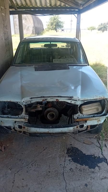 Vehículo Mercedes Benz 300D en mal estado - imagen 3