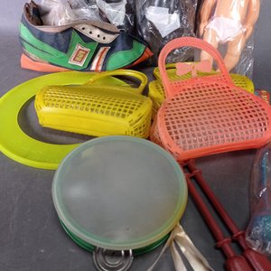 Lote de Juguetes: Muñecas, Zapatilla Deportiva, Pandereta y Accesorios - imagen 3