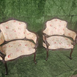 Lote siguiente: Par de Butacas Estilo Victoriano Tapizado Floral