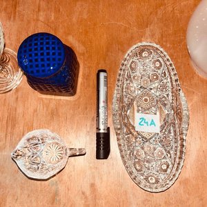Lote de 7 piezas de vidrio: copas, condimentero, fuente y jarrita - imagen 2