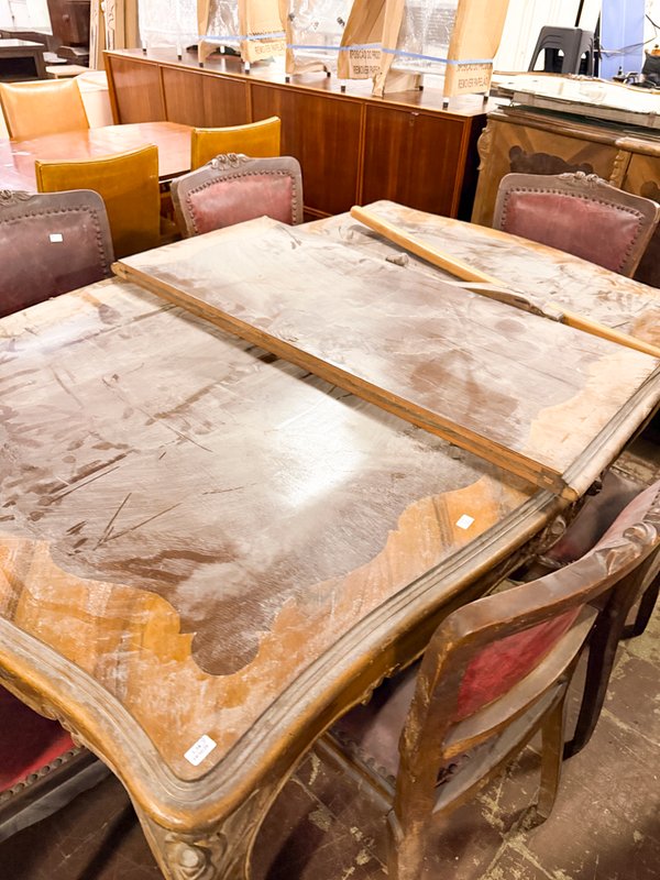 Mesa de Comedor Antigua con Sillas Estilo Luis XV