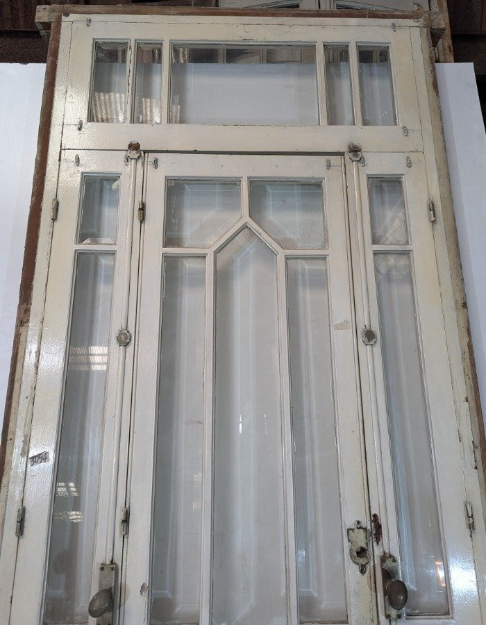 Puerta antigua con diseño de pinotea y vidrios biselados - imagen 12