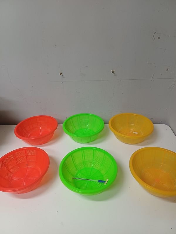 Lote de 100 Coladores Plásticos de 28cm en Colores Vivos