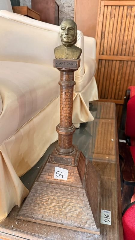 Busto de José Gervasio de Artigas en Cerámica y Madera