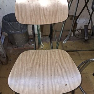 Lote de 2 Sillas para Restaurar: Una de Carmica y Otra de Hierro - imagen 2