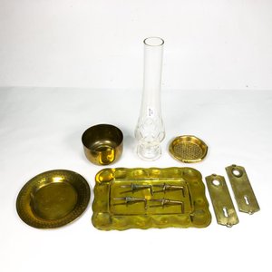 Lote anterior: Seis Piezas de Bronce y Vidrio: Fanal Tallado, Compotera, Bandejas y Platos