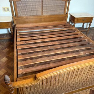 Cama de 2 Plazas Estilo Luis XVI con Respaldo y Piecera Esterillados - imagen 4