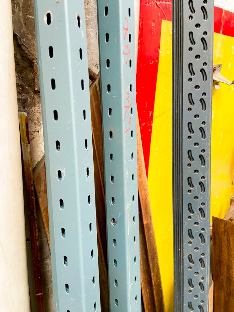 Parantes metálicos color gris para construcción - imagen 3