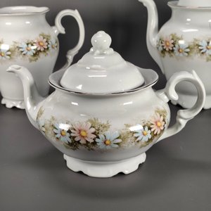 Conjunto de Porcelana Brasilera Schmidt: Tetera, Lechera, Dulcera y Cafetera con Flores - imagen 7