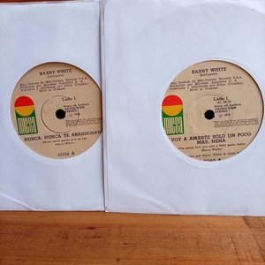 Dos Discos Simples de Barry White - Industria Uruguaya (1973) - imagen 2
