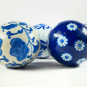 Cinco Esferas Decorativas de Cerámica Azul y Blanca con Diseño Floral - imagen 3